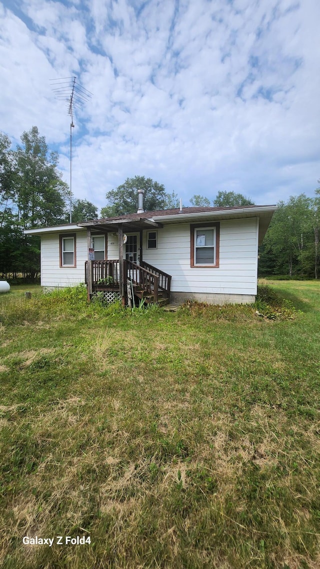 view of front of property featuring a front lawn