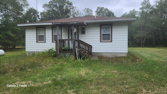 view of front of house featuring a front lawn