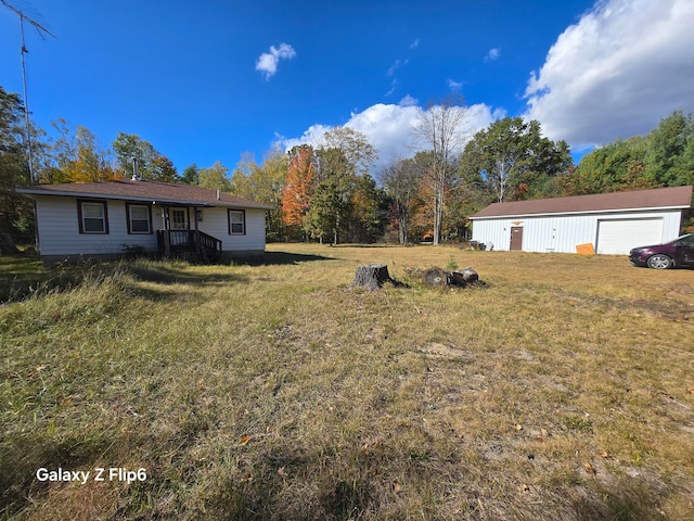 view of yard featuring an outbuilding