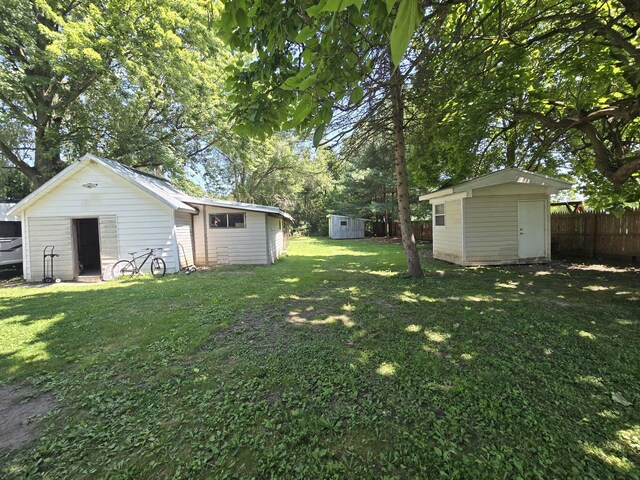 view of yard featuring a shed