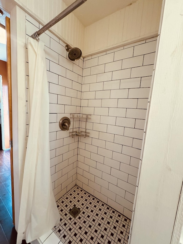 bathroom featuring curtained shower