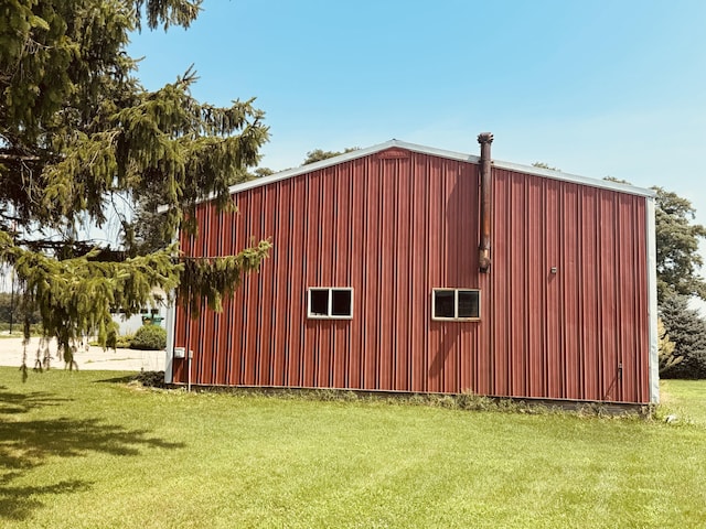 view of outdoor structure featuring a yard