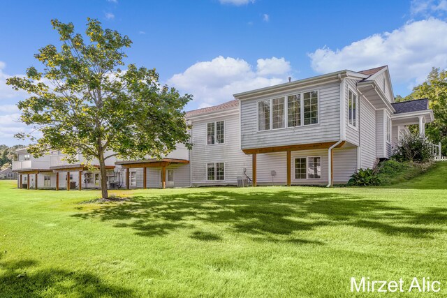 view of front of home featuring a front yard