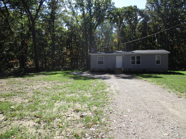 view of front facade featuring a front yard