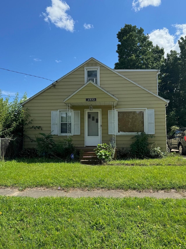 view of front facade featuring a front lawn