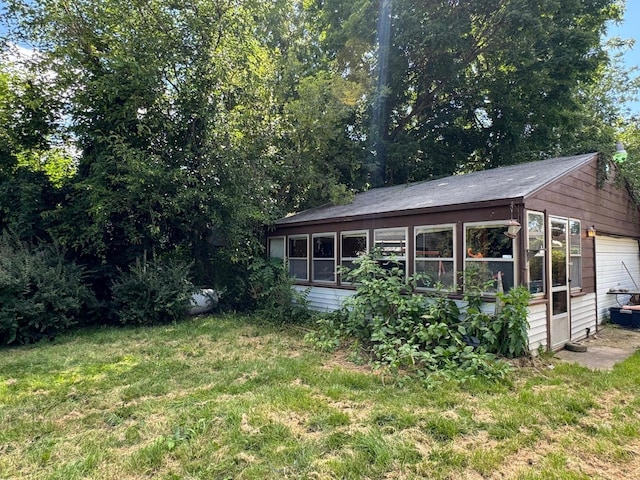 view of front facade featuring a front lawn