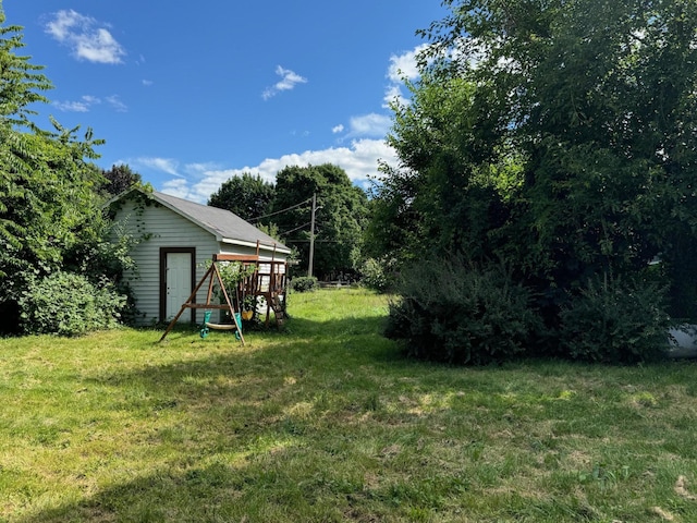 view of yard with an outdoor structure