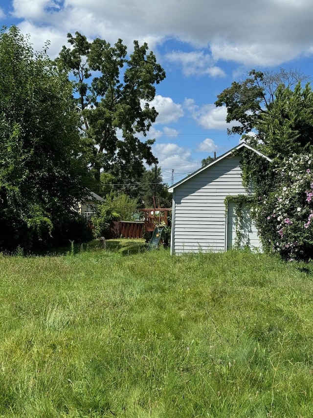 view of yard featuring an outdoor structure