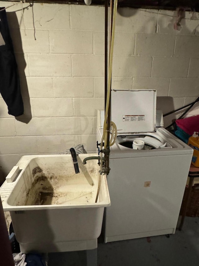 laundry area featuring sink and washer / clothes dryer