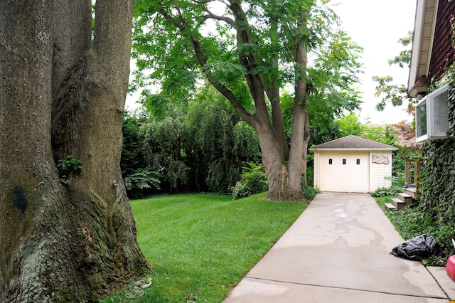 view of yard with a garage and an outdoor structure