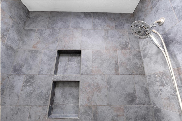 details featuring tiled shower