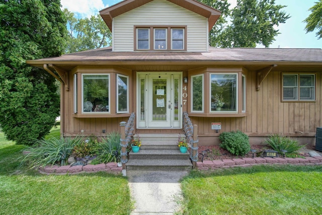 view of front facade featuring a front lawn