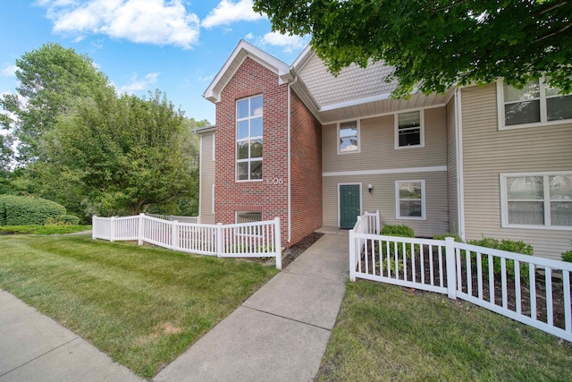 view of front of house featuring a front lawn