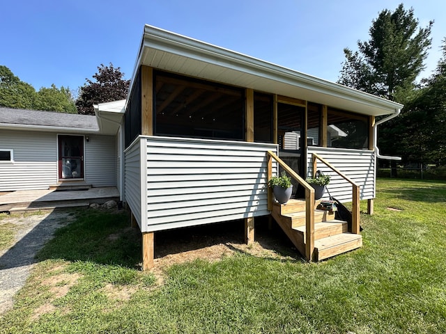 view of front of house featuring a front lawn