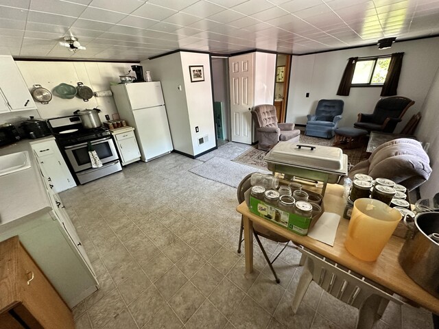 tiled living room featuring sink and ceiling fan