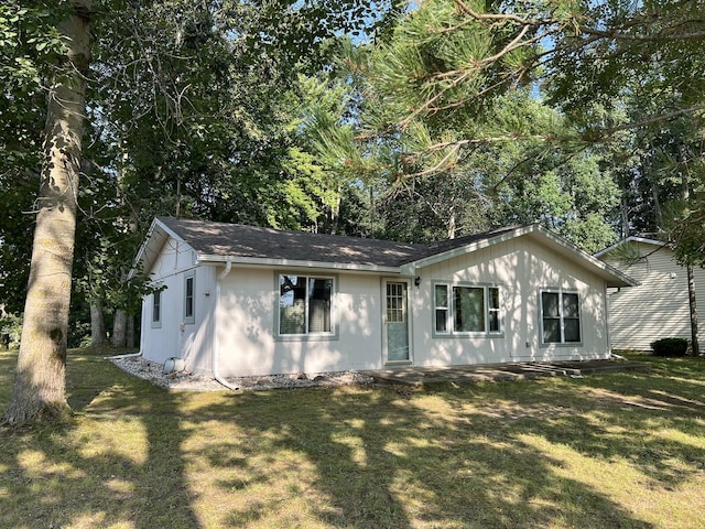 single story home featuring a front lawn