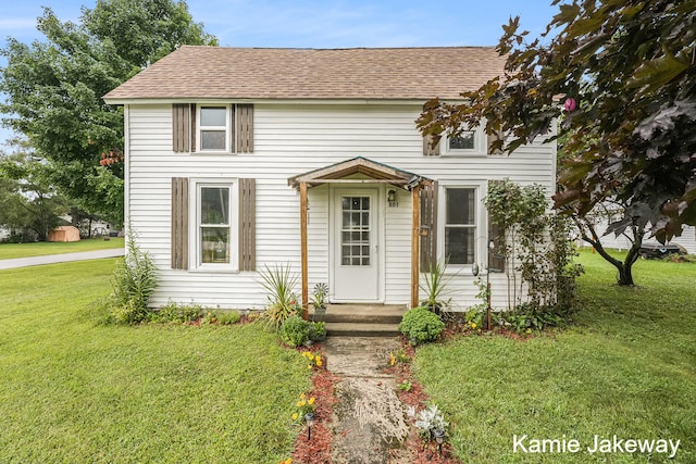 colonial-style house featuring a front yard