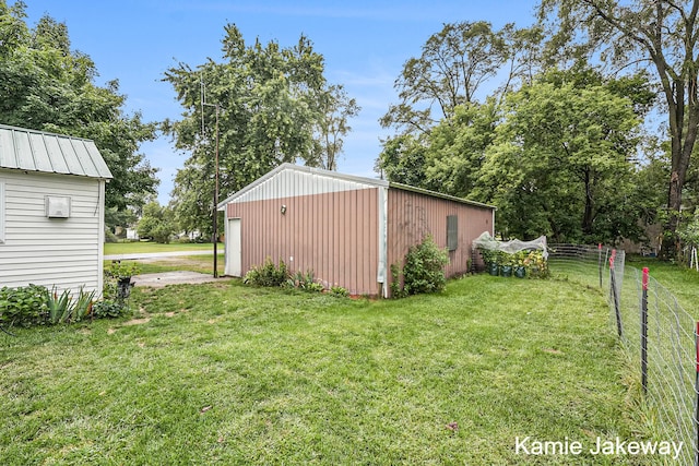 view of yard featuring an outbuilding