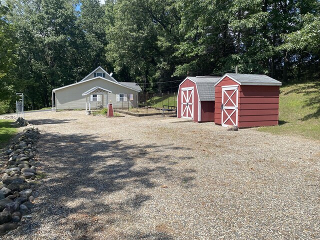 view of yard with an outdoor structure and a storage unit