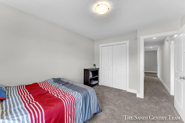 bedroom with carpet flooring and a closet