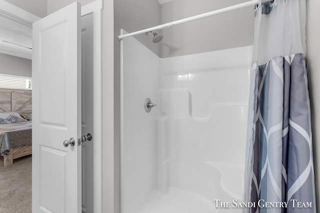 bathroom featuring a shower with shower curtain