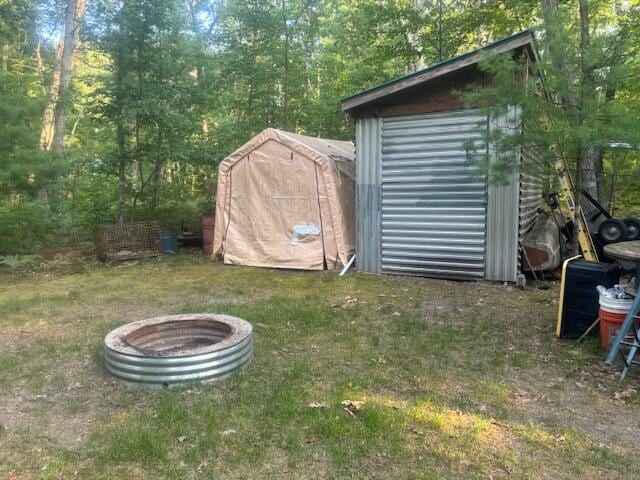 view of yard featuring a shed