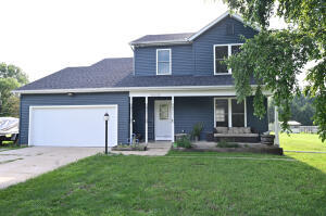 view of front property featuring a garage and a front yard