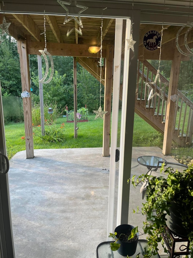 view of patio featuring ceiling fan