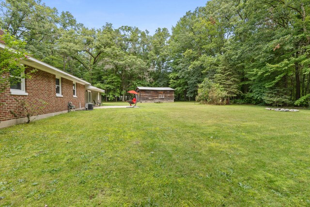 view of yard with an outdoor structure