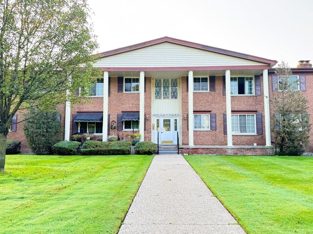 view of front facade with a front lawn