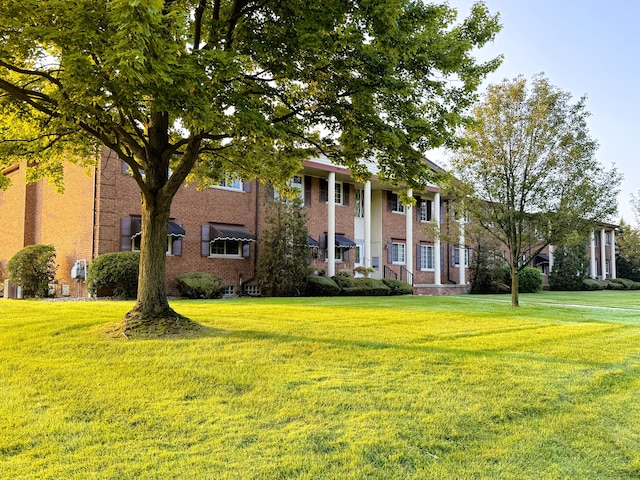 view of front facade featuring a front lawn