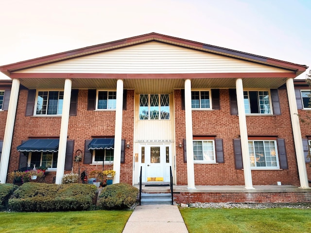 view of front of house with a front yard