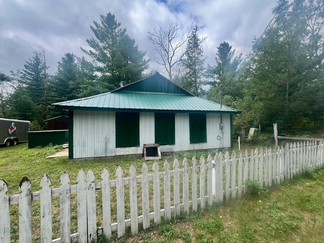 view of front facade featuring a front lawn