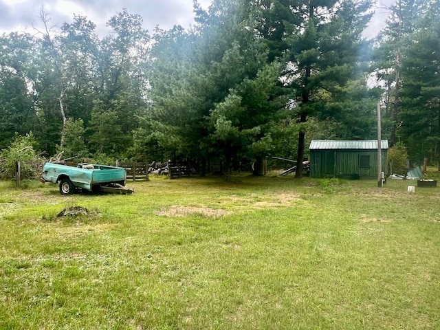 view of yard featuring an outbuilding