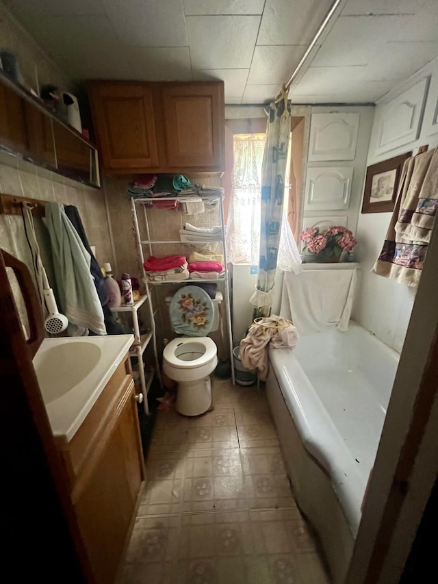 full bathroom with shower / bath combination with curtain, toilet, vanity, and tile patterned floors