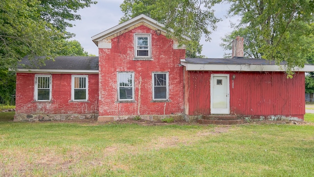 back of house featuring a lawn