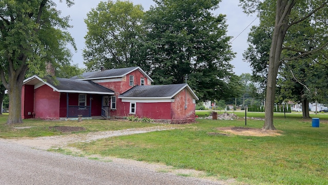 view of front of property with a front yard