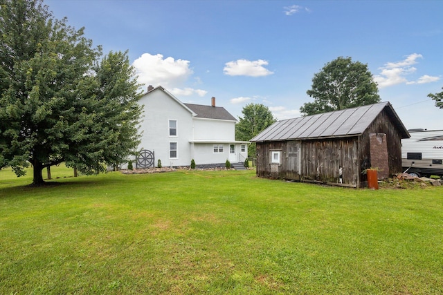 view of yard with an outbuilding