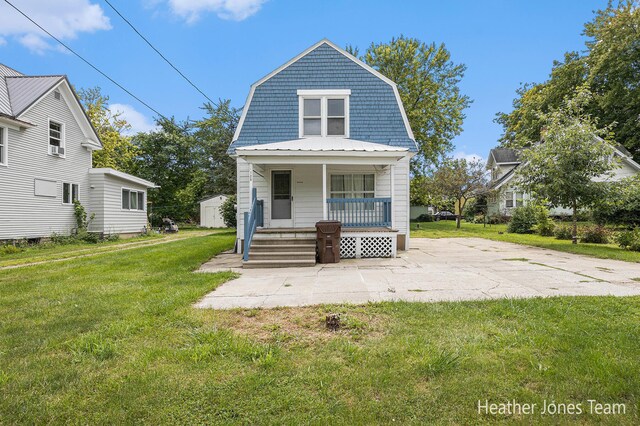 view of front of home featuring a front yard and covered porch