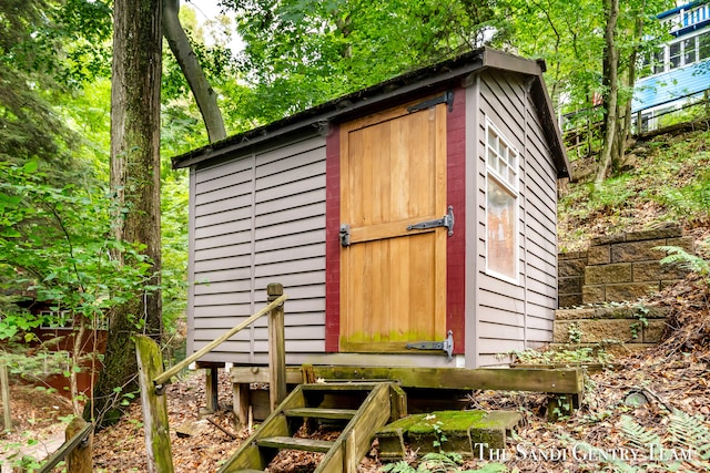 view of outbuilding