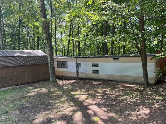 view of yard featuring an outbuilding