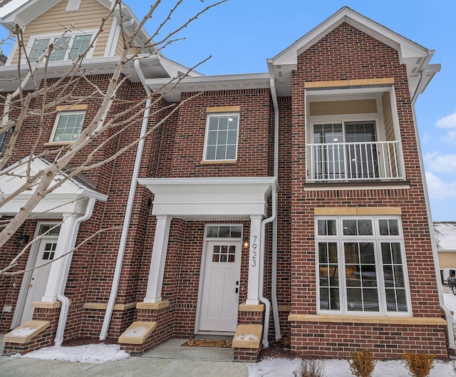 view of front facade with brick siding