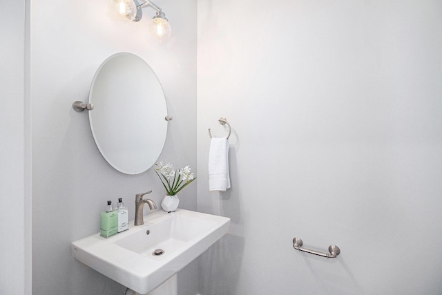 bathroom featuring a sink