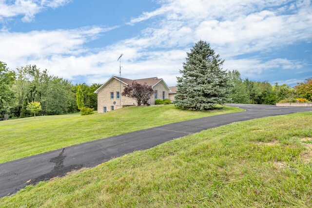 view of front of property featuring a front yard