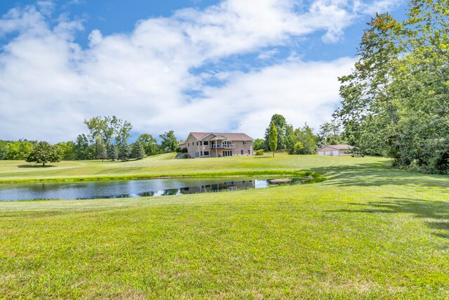 view of yard featuring a water view