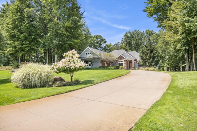 view of front of house featuring a front lawn