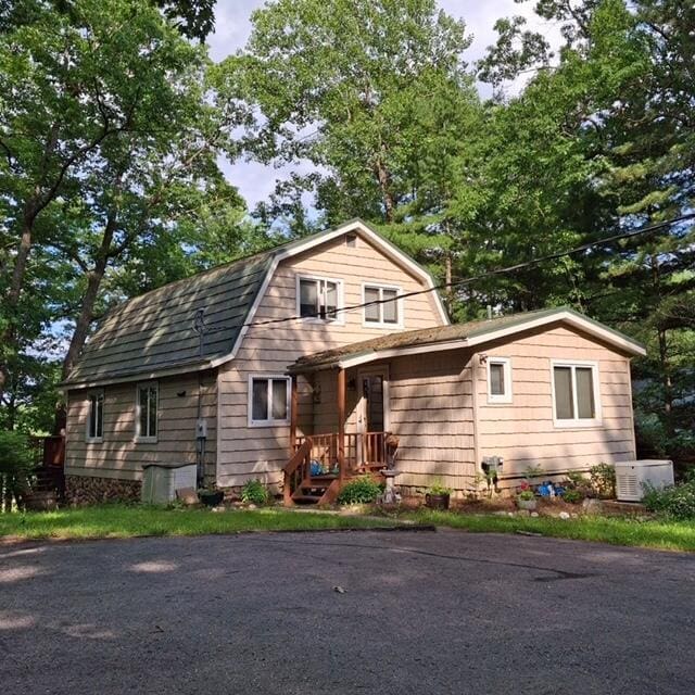 colonial inspired home featuring a gambrel roof