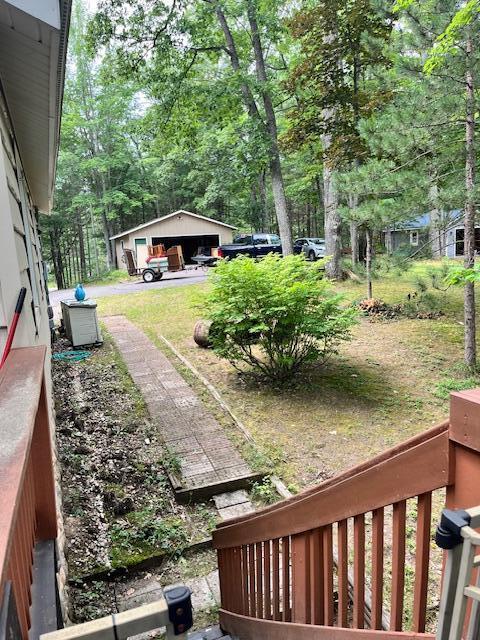 view of yard featuring an outdoor structure and a garage