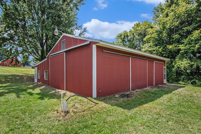 view of pole building featuring a lawn