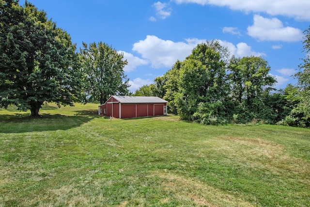 view of yard featuring an outbuilding